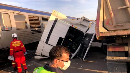 Accident grav în Iași. Un tren care transporta călători a deraiat după ce a lovit un TIR