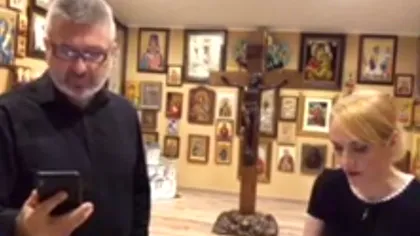 Imagini video inedite! Primarul Capitalei, Gabriela Firea, se roagă împreună cu soțul său la un altar construit acasă