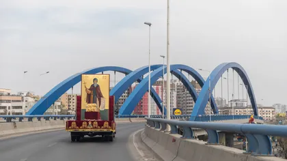 Procesiune în vremea pandemiei. Moaștele Sfântului Dimitrie cel Nou au fost plimbate în București pentru alungarea bolii