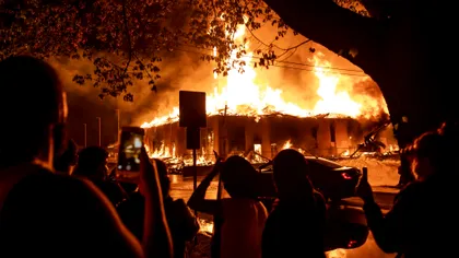 Jurnaliști arestați în timp ce transmiteau LIVE de la fața locului. Scene incredibile