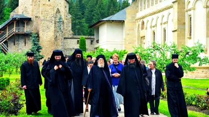 Ce se întâmplă cu cei 31 de călugări despistați pozitiv la Mănăstirea Putna