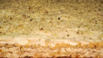 N-ai mai gustat niciodată un desert așa bun: prăjitură cu foi de bezea și nuci