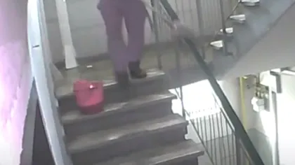Viața românilor, pusă în pericol! Angajat al unei firme de curățenie, filmat cum dezinfectează balustrada cu mopul cu care a șters pe jos. Video