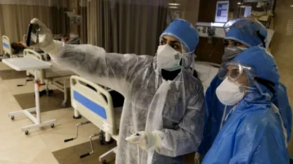 Ce a pățit această asistentă, după ce și-a lăsat bikinii la vedere prin combinezon. Reacția pacienților