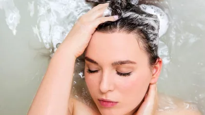 Ce se întâmplă, de fapt, dacă pui bicarbondat de sodiu în șamponul de păr. Trucul uimitor pe care puțini îl știu