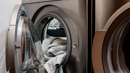 Ce se întâmplă dacă speli rufele în apă cu bicarbonat de sodiu. Rezultatul e vizibil imediat