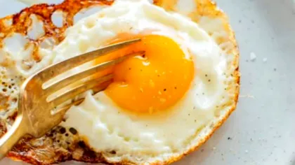 De ce să pui făină în tigaie, înainte să faci ouă ochiuri. Trucul minune care nu dă greș