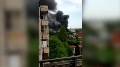 Incendiu puternic în București, zona Trafic Greu. Un nor uriaș de fum i-a speriat pe locuitori