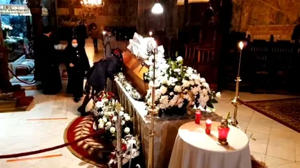 Imagini revoltătoare la căpătâiul ÎPS Pimen. Credincioșii și-au scos măștile și au sărutat sicriul Arhiepiscopului infectat cu COVID-19