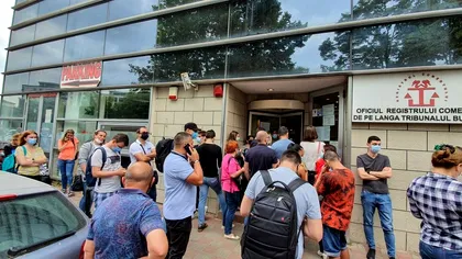 Adio distanțare socială. Sute de oameni se îngrămădesc la Registrul Comerțului Român din București. Coada se întinde pe zeci de metri