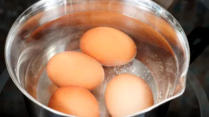 Pune bicarbonat în apa în care fierbi ouăle. Trucul minune care nu dă greș