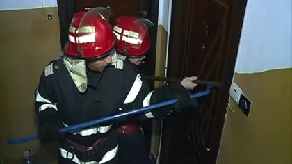 Mamă și fiică, găsite moarte în apartamentul în care locuiau. Alături de ele zăcea un copilaș de trei ani care se zbate între viață și moarte