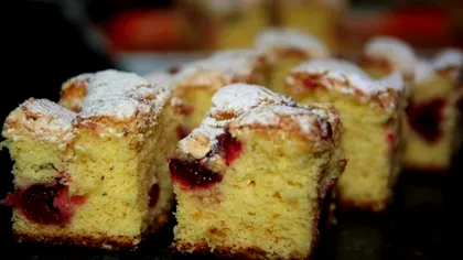 Prăjitura simplă cu cireșe. Cel mai bun desert de vară