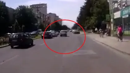 Accident aproape fatal în România. S-a răsturnat cu mașina în trafic. Imagini incredibile