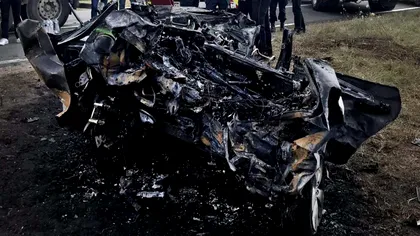 Tragedie pe autostradă. Patru copii au murit carbonizați după ce mașina în care se aflau a luat foc. Șoferul vinovat se aplecase după cablu de la telefon