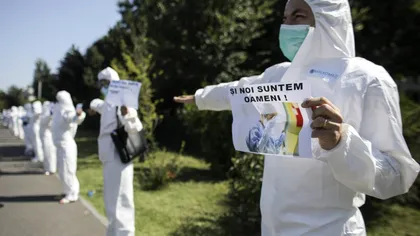 Imaginea unui sistem medical epuizat. Medici îmbrăcați în combinezoane protestează în fața Guvernului. Ce mesaje transmit