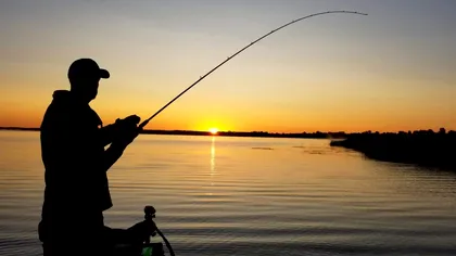 Doi pescari din Arad au crezut că au prins captura vieții lor și au tras să o aducă la mal. Ce aveau în cârlig, de fapt