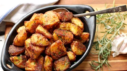 Cea mai bună rețetă de cartofi copți. Ingredientul secret care face toată diferența