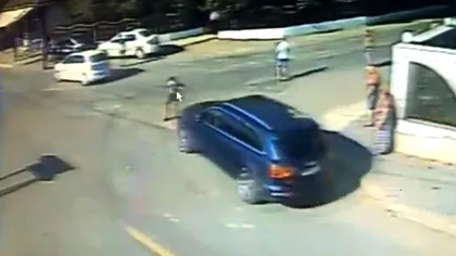 Cum arată o bătaie între clanuri filmată de camerele de supraveghere. Poliția era la câțiva metri în timp ce un interlop își calca cu mașina rivalul