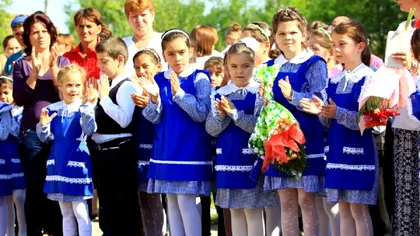 Uniforma, obligatorie în școli. Câți bani primesc elevii pentru a o cumpăra