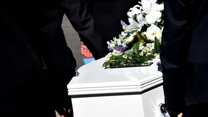 Povestea tinerei care s-a trezit la propria înmormântare, înainte de îmbălsămare. Ce explicație au medicii