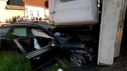 Prăpăd pe șosea, în Bistrița. O autobasculantă încarcată cu piatră a spulberat nouă autoturisme oprite la semafor
