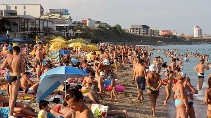 Alertă de COVID-19 pe litoralul românesc. Grup de tineri infectați au intrat în contact cu sute de persoane