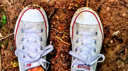 Cum cureți adidașii cu bicarbonat de sodiu. Trucul ingenios pe care trebuie să-l știe toată lumea