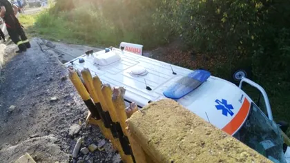 Accident grav în Gorj. O ambulanță care transporta un pacient infectat cu COVID-19 s-a izbit violent de un autoturism și a căzut de pe pod