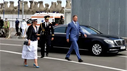 Cine este, de fapt, bruneta care a fost alături de Iohannis la Ziua Marinei. Legături dubioase și o mare surpriză: cine a adus-o la Cotroceni