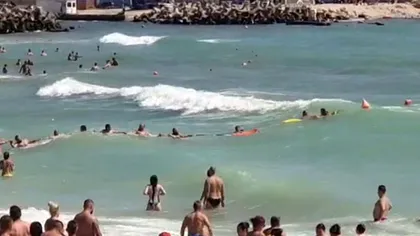 Imagini de nota 10! Cum au reușit turiștii din Eforie Nord să salveze trei salvamari de la înec