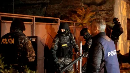 Atac sângeros în Dâmbovița, după înmormântarea lui Emi Pian. Polițiști, tăiați cu coasa și lăsați fără degete, iar alte două persoane au fost împușcate