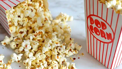 De ce sare popcornul, de fapt. Ce se întâmplă în fiecare boabă, după ce se încinge la foc
