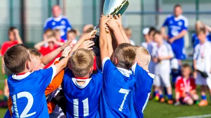 Bani de la stat pentru copii, pe lângă alocații. E oficial, ce trebuie să faci dacă ai între 6 și 15 ani