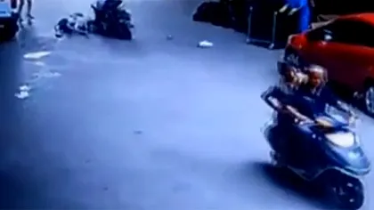 Care a fost cel mai bizar accident din lume. Un motociclist a avut un șoc, în timp ce conducea liniștit pe stradă