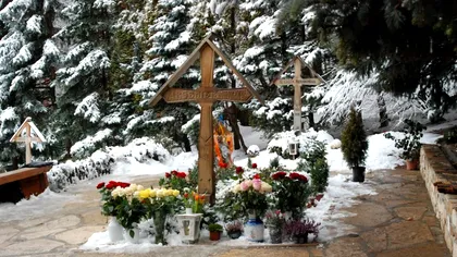 Ce s-a întâmplat la mormântul lui Arsenie Boca. Oamenii au ignorat orice regulă de bun-simț