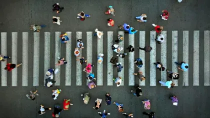 Orașul în care ai voie la bar, dar ai interzis să te vezi cu prietenii tăi. Cine a luat decizia radicală