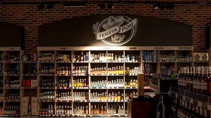 Vești proaste pentru toți românii care beau vin. Ce se va întâmpla cu sticlele de la raft