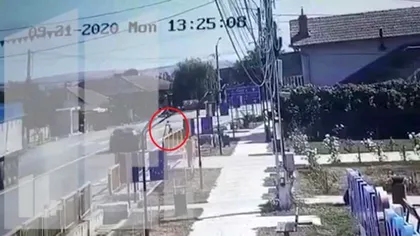 Accident teribil pe trecerea de pietoni. Copil în comă, după ce a fost spulberat de o șoferiță inconștientă. Ce greșeală a făcut băiețelul. VIDEO