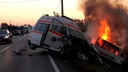 Accident mortal la Satu Mare, după ce o camionetă s-a izbit frontal de o Ambulanță în misiune. Două persoane și-au pierdut viața în chinuri groaznice