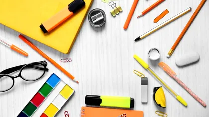 Cât cheltuiesc părinții români pe haine și rechizite școlare. Suma face gaură în bugetul oricărei familii