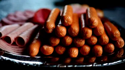 De ce sunt lipicioase mezelurile, de fapt. Ce pericol indică mâzga formată pe ele, deși stau la rece