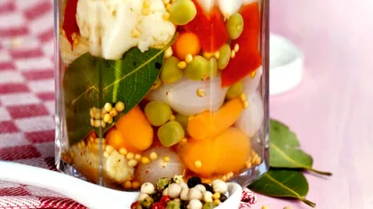 Cum se pun corect murăturile asortate la borcan pentru iarnă. Ingredientul secret care nu trebuie să lipsească