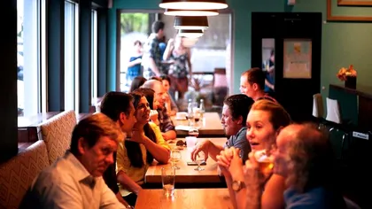 Medic epidemiolog, avertisment înfricoșător. Cât de mare este riscul de infectare cu COVID-19 în spațiile închise, comparativ cu cele deschise. Diferența este șocantă