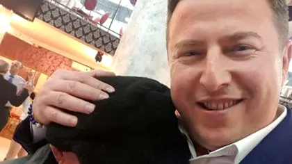 Primar PNL, surprins când își pedepsește fiica într-un mod umilitor. Fetița este obligată să stea dezbrăcată, în genunchi și cu mâinile în sus. VIDEO