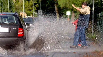 Cod rutier 2020. Ce amendă primesc cei care stropesc pietonii. Suma e colosală