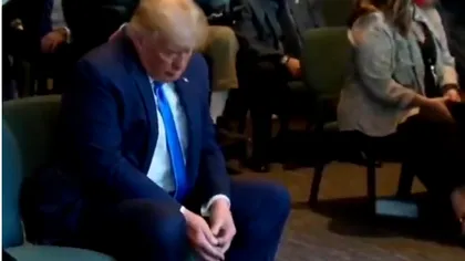 Cum a fost filmat Donald Trump la o biserică. Ce tot număra de zor, în mână VIDEO
