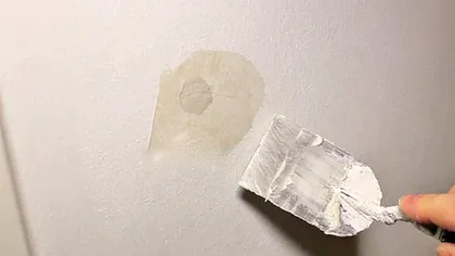 Cum astupi găurile de la cuie cu bicarbonat. Secretul ingredientului magic din orice bucătărie