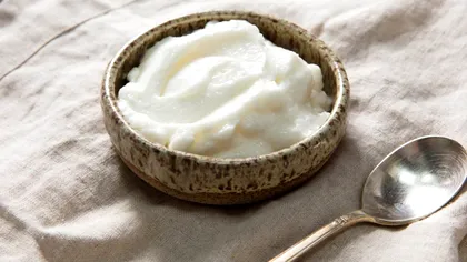 Cum faci sos libanez de usturoi. Ingredientul surpriză care îl face de nota 10