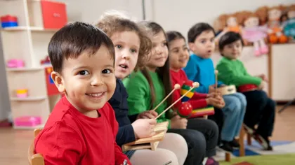 Cum sunt împiedicate adopțiile în România? Descoperirea șocantă a 8.000 de copii ținuți fără părinți, pentru bani